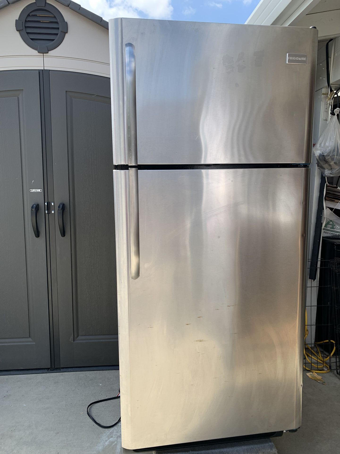 Stainless steeel frigdaire refrigerator