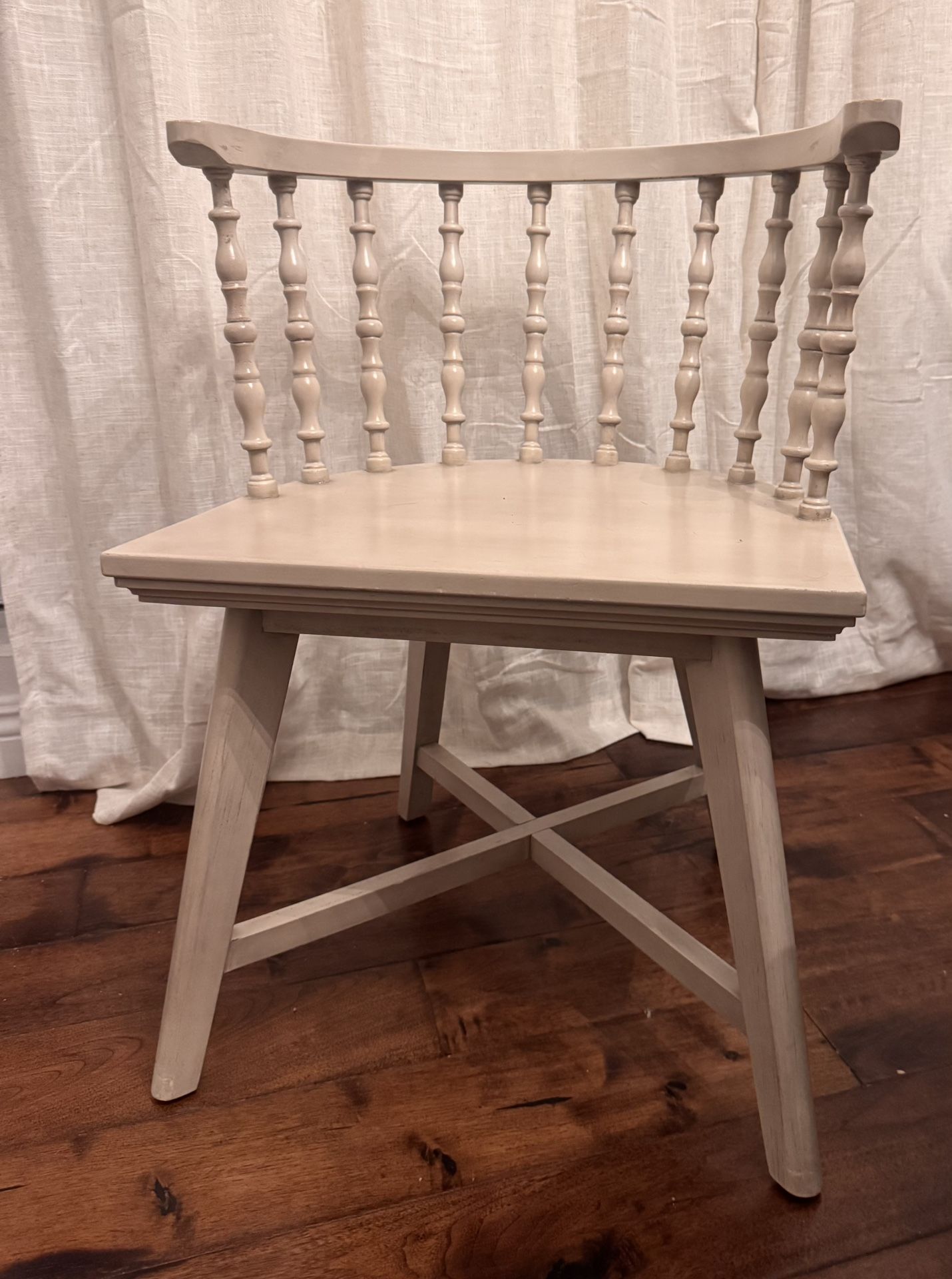 4 Solid Wood Dining Chairs – Excellent Condition