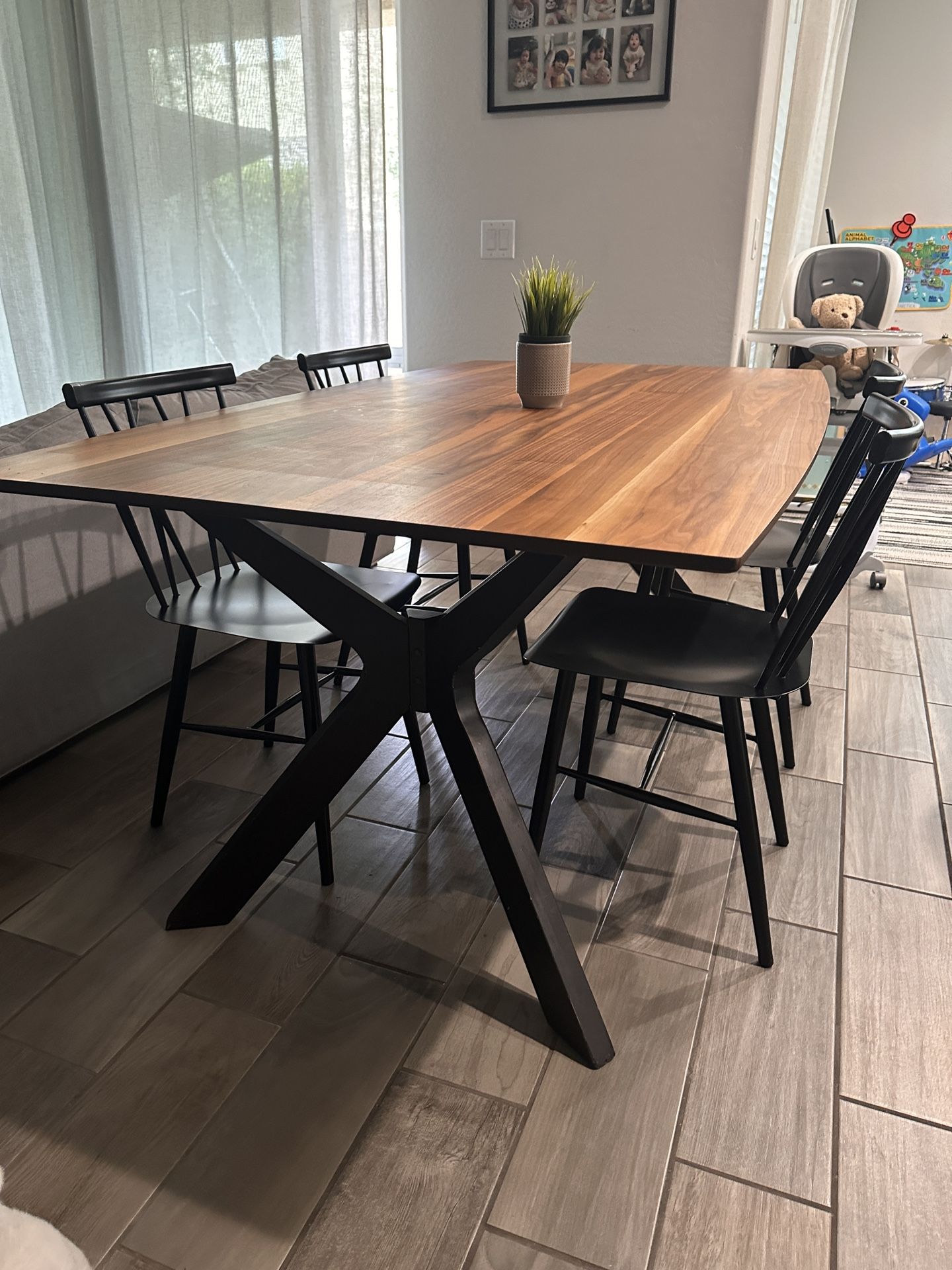 Dinning Table With 4 Chairs 