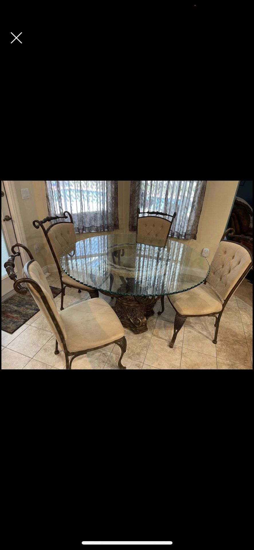 .Rooms to go small dining set.