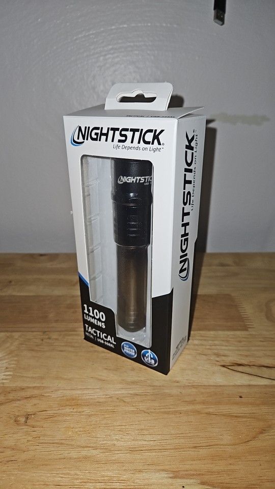 Med Size Rechargeable Flashlight 1100 Lumens