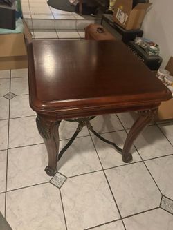 Solid Wood Traditional End Table / Accent Table – Carved Legs – Excellent Condition