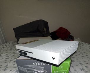 Xbox One S With Headset And 2 Controllers