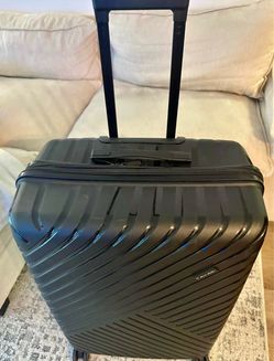 Tahari 26–27” Hardshell Spinner Suitcase