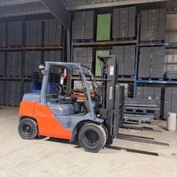 2017 Toyota 9000 lbs capacity forklift 