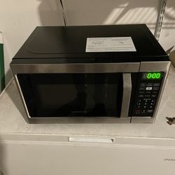 Farberware Classic 0.7 cu. Ft. Countertop Microwave in Brushed Stainless Steel 