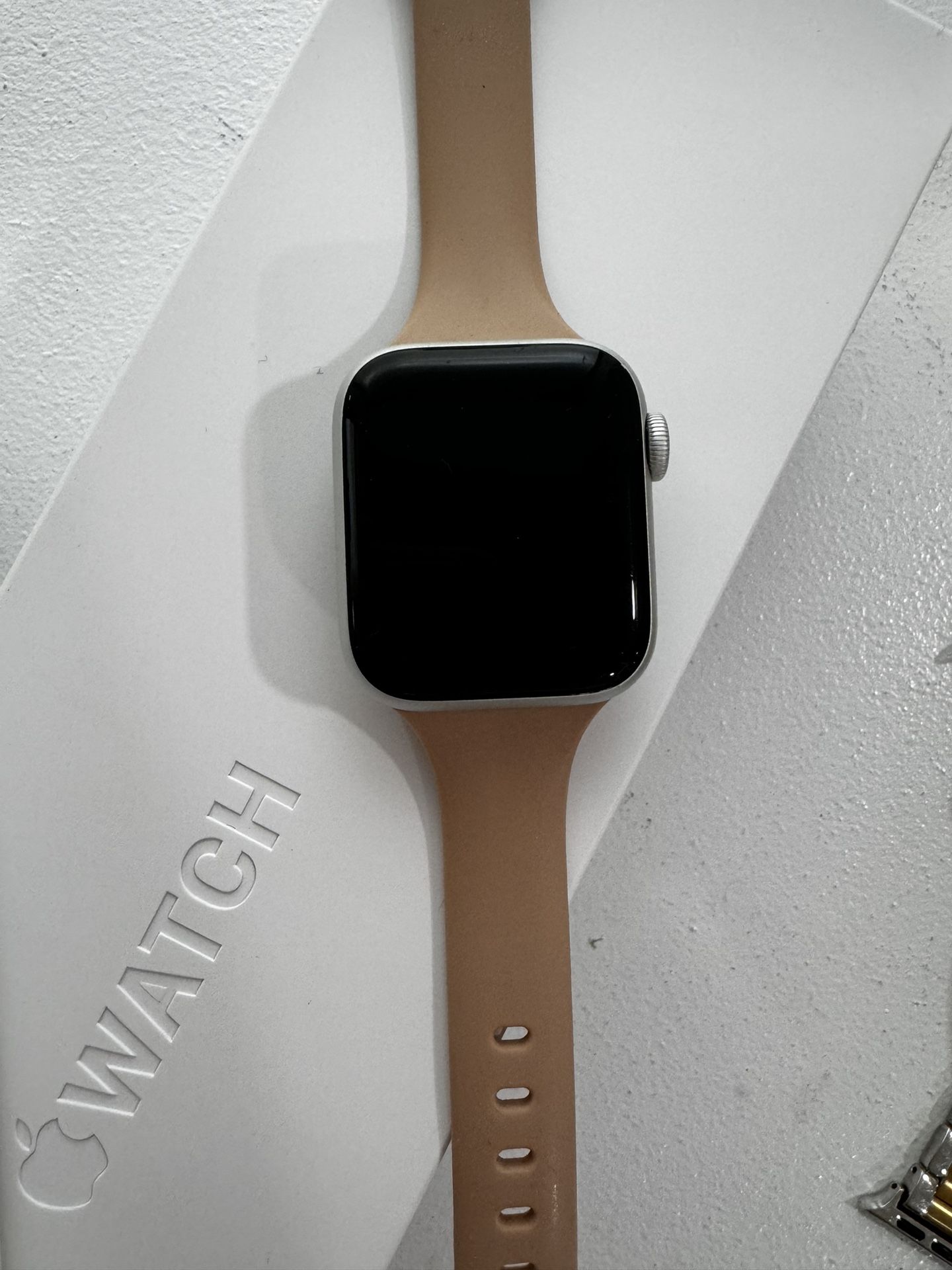 Apple Watch Series 5 With 4 Extra Bands