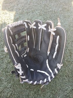 LOUISVILLE SLUGGER-OMAHA  -11-1/2  inch Base Ball Glove