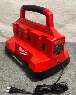 Milwaukee M18 PACKOUT 6-Port Rapid Charger.  Brand NEW.   NUEVO.