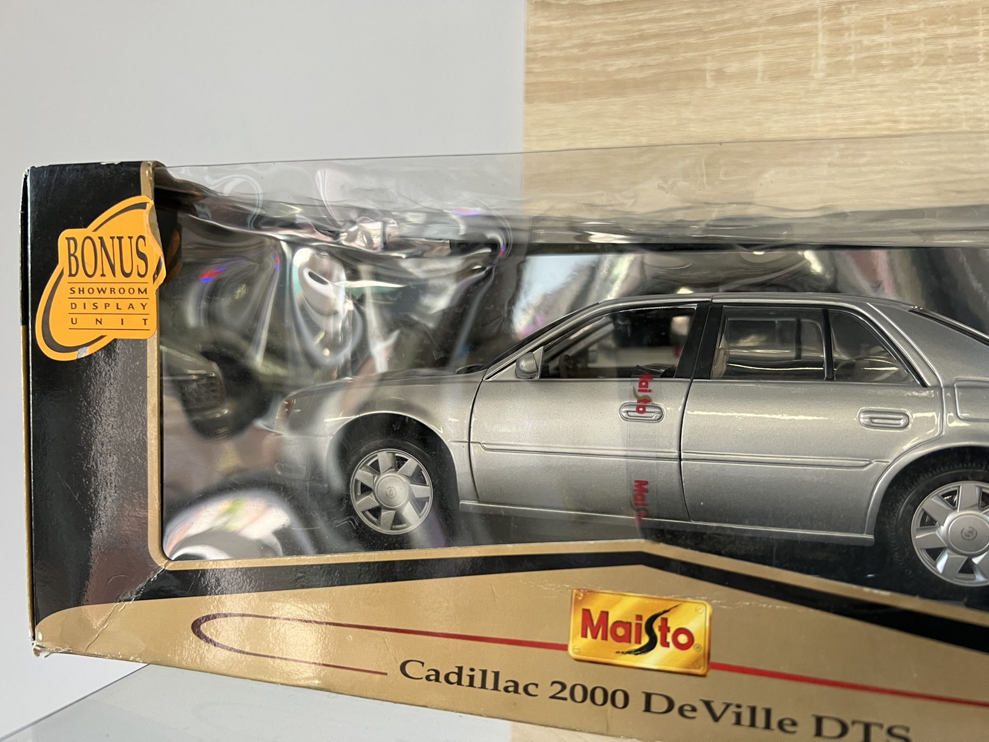 1:18 Collectible Cadillac 2000 Deville DTS 1:18 Collectible Collectibles & Art