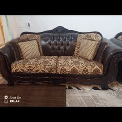 Two sofas of the same size, large size, clean, no animal or smoke