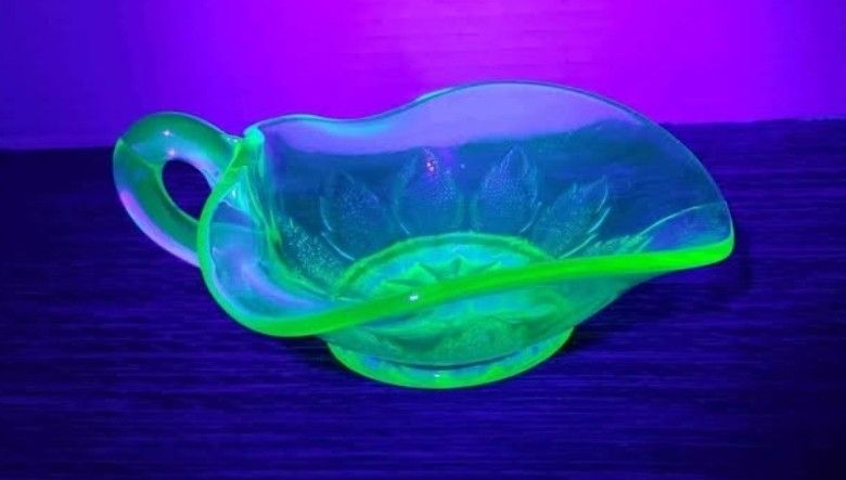 Vintage DUGAN EAPG Depression Uranium Green Glass Nappy Dish