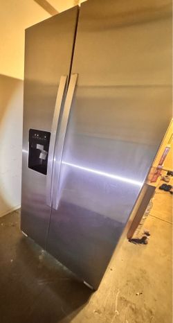 1 year old Whirlpool Side-by-side refrigerator/freezer