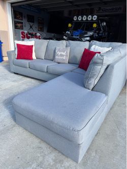 Gorgeous Ashley’s furniture sectional couch !!