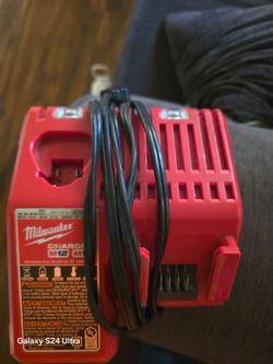 Milwuakee charger m12 m18