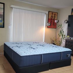 NEW HIGH QUALITY KING SIZE STEARNS AND FOSTER ESTATE MATTRESS AND BOXSPRINGS FOR SALE! IN EXCELLENT CONDITION,  FREE DELIVERY 