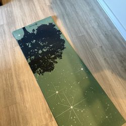 💚 GAIAM Yoga Mat – Tree & Stars Design