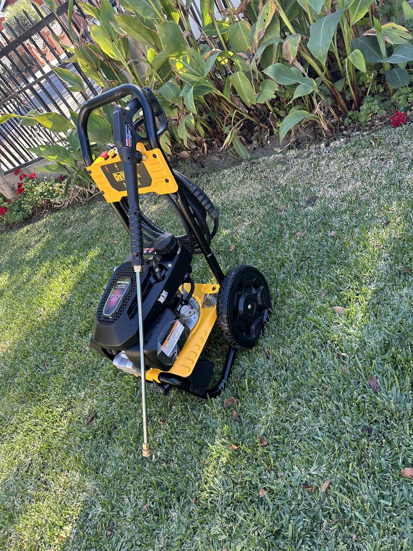 DEWALT 3100 PSI 2.3 GPM Gas Cold Water Professional Pressure Washer