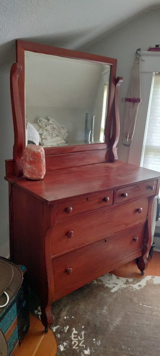 Dresser With Mirror