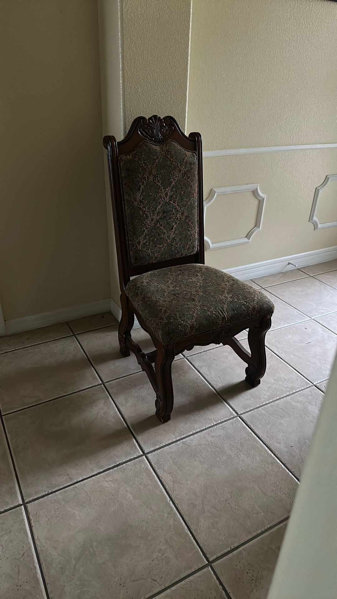 Dining Chairs Like New