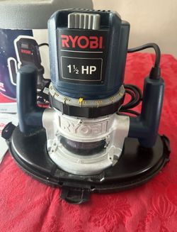 RYOBI ROUTER 1 1/2 HP / 1/4” MANDRIN SIZE WITH CARRYING CASE WORKING GREAT