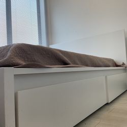 Queen Bed with Drawers | LURÖY 