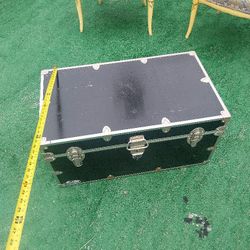 C&N Footlockers - Baúl de almacenamiento de graduados XL  - Fabricado en los Estados Unidos - Reposapiés de acero para dormitorio