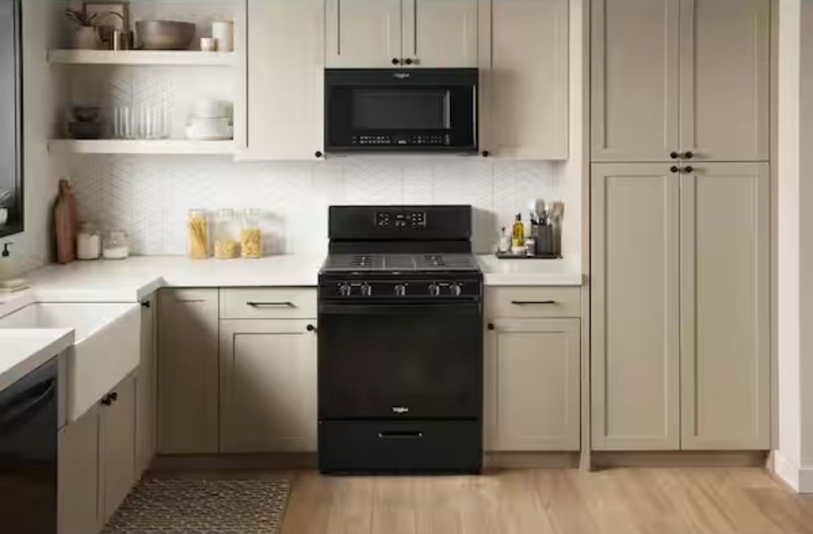 Whirlpool 30-in 4 Burners 5.1-cu ft Freestanding Gas Range in. Black