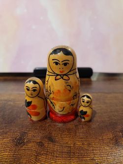Vintage 3pc Matryoshka Russian Wooden Nesting Dolls Handpainted Size 2.75"-1.25" T