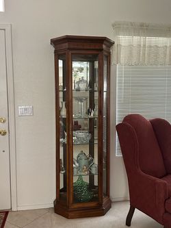 Curio cabinet with lighting