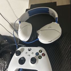 Xbox One With Turtle Beach Headphones And controller 