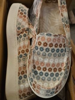 BRAND NEW Size 10 Roxy shoes