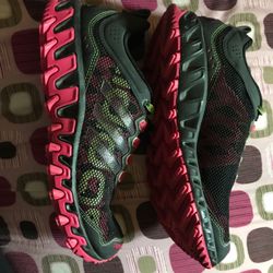 Women’s Adidas tennis shoes