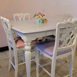 Vintage style table With 4 Chairs