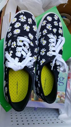 City Sneaks size 6