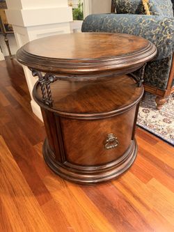 Traditional Round Cabinet Table