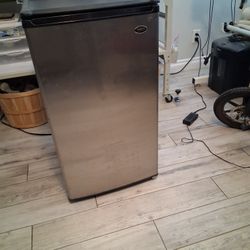 Mini fridge 
