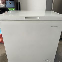 INSIGNIA Freezer