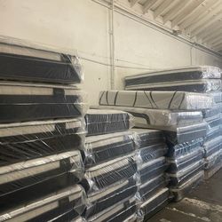 Queen Size Mattress Pillow Top 12"    New Mattress.    All Sizes Available 