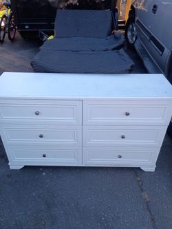DRESSER