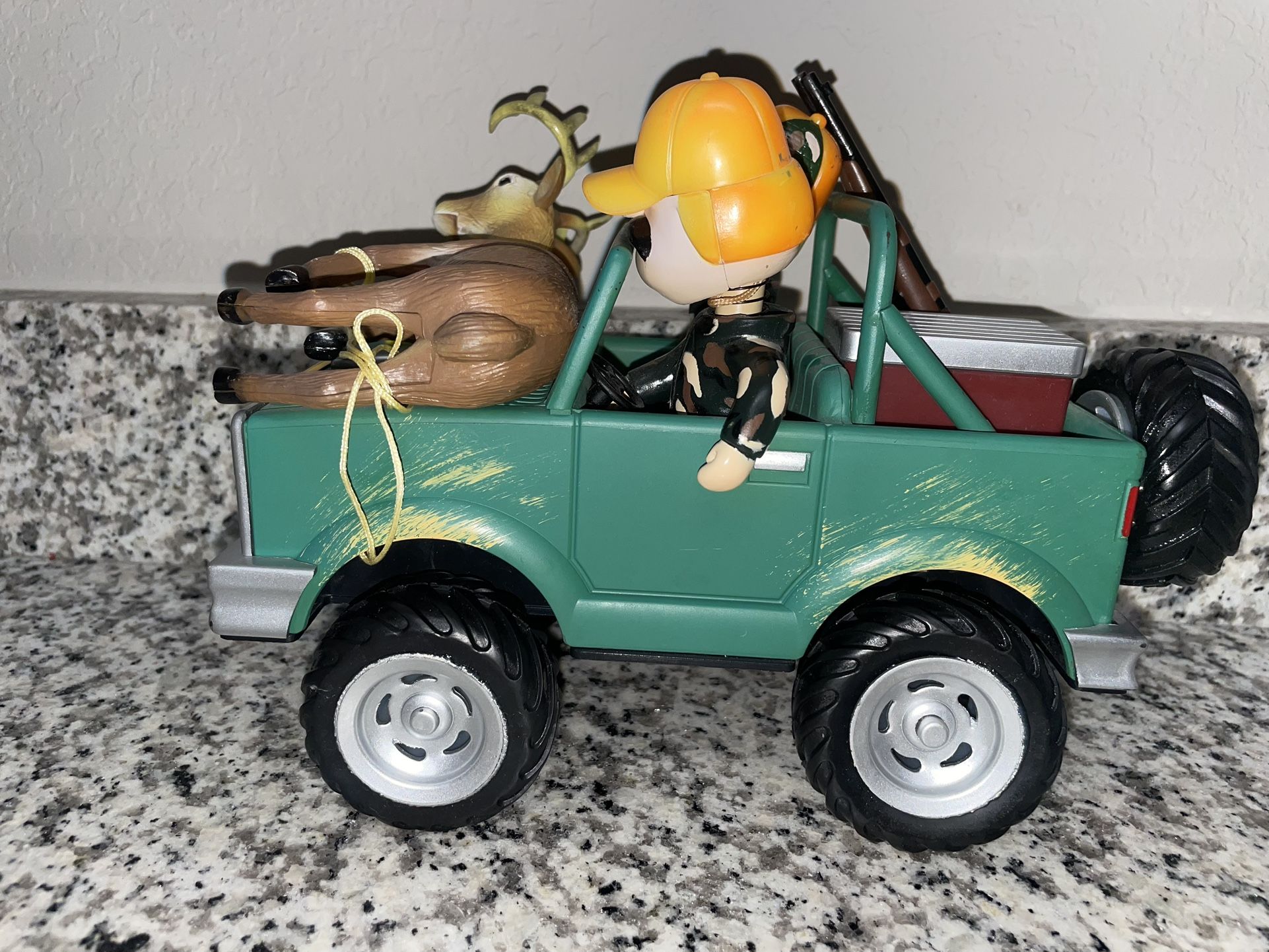 GEMMY Motion Activated DEER RIDE Singing Deer BOBBLEHEAD HUNTERS Truck
