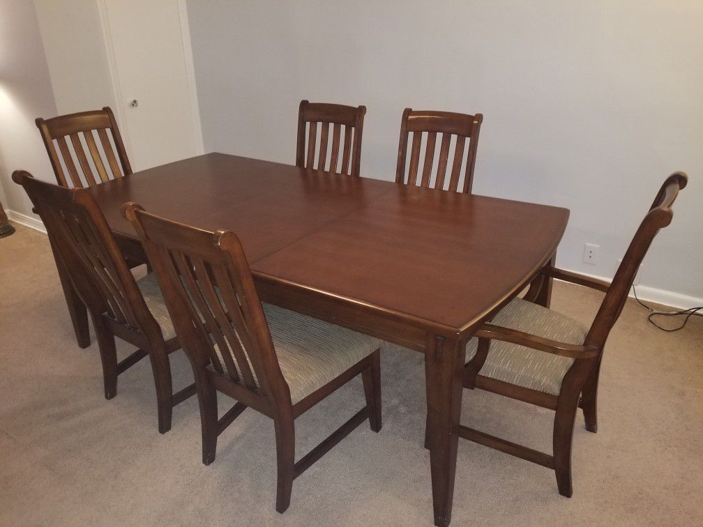 Beautiful dining set with 6 chairs Great Shape