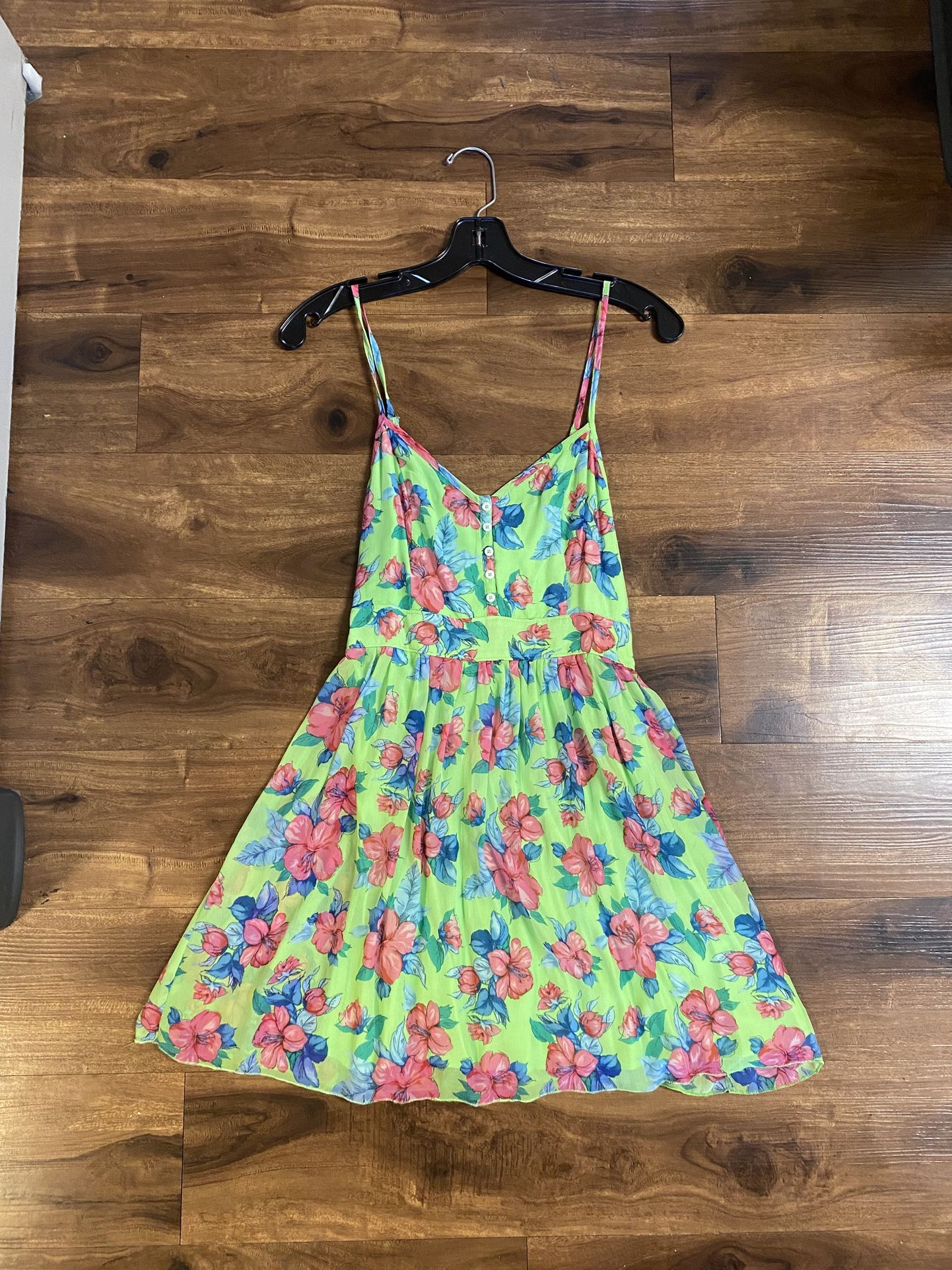 Brand new Woman’s Hollister brand Green Floral Dress Up For Sale