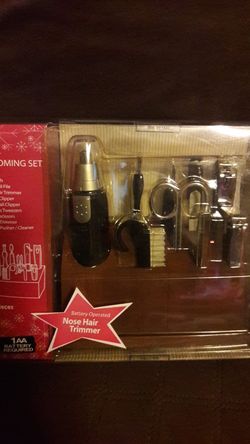 New Grooming set with wood stand.