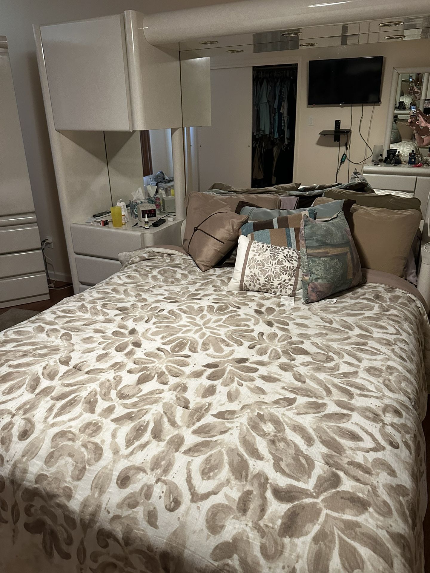 Almond Lacquer Queen Bedroom Set