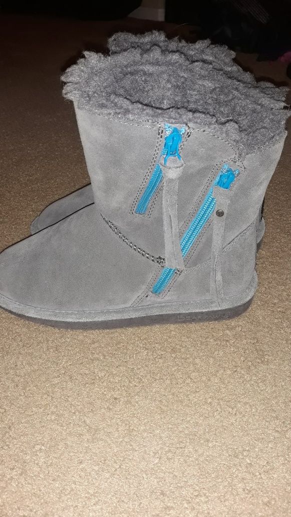 New bearpaw boots size 5 girls