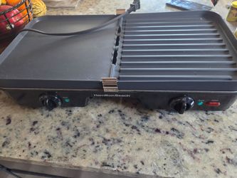 Hamilton Beach 3-in-1 Grill & Griddle Combo
Missing the drip tray please see last pic
As is ! No other issues