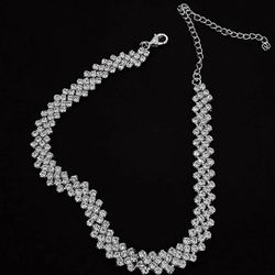 (Brand New) Choker Necklace Silver Diamond  Necklace. This Crystal Necklace Chain Jewerly to Wear for Parties both Women and Girls