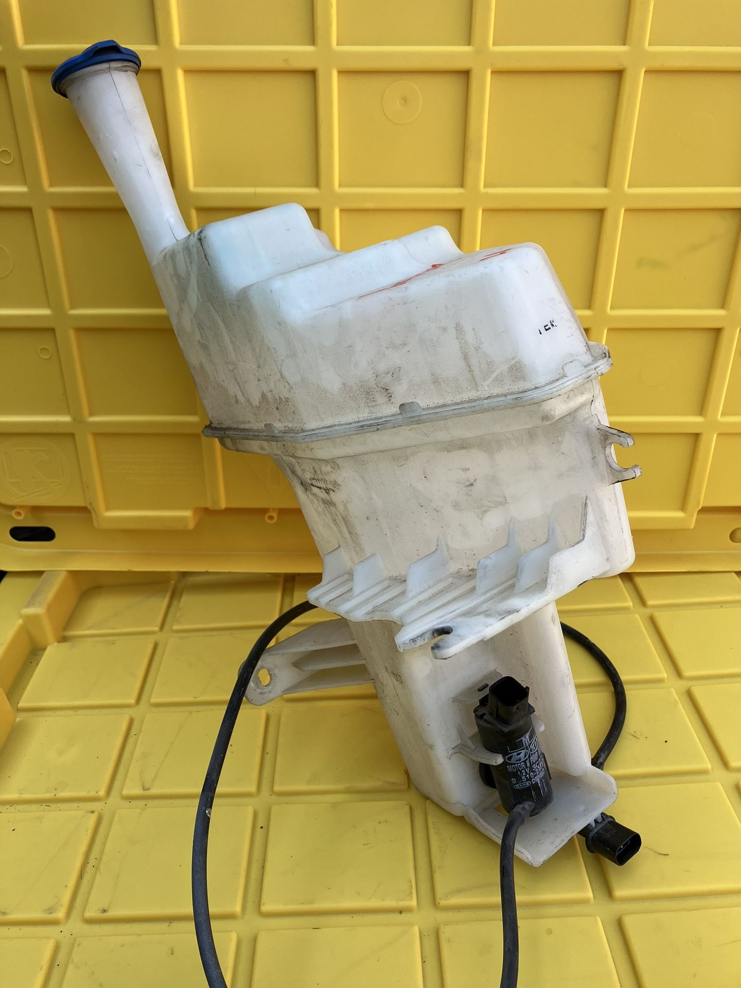 2013-2016 Hyundai Genesis Coupe 2.0 Windshield Washer Reservoir With Pump