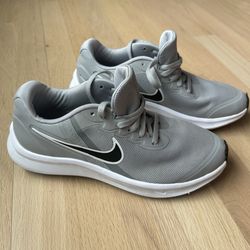 Youth running shoe - Size 5Y